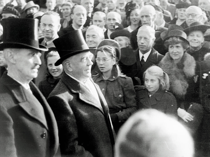 Kong Haakon VII la ned grunnsteinen til Universitetet i Bergen 25. oktober 1946. Foto: Franz Blaha, Marcus - Spesialsamlingene ved Universitetet i Bergen